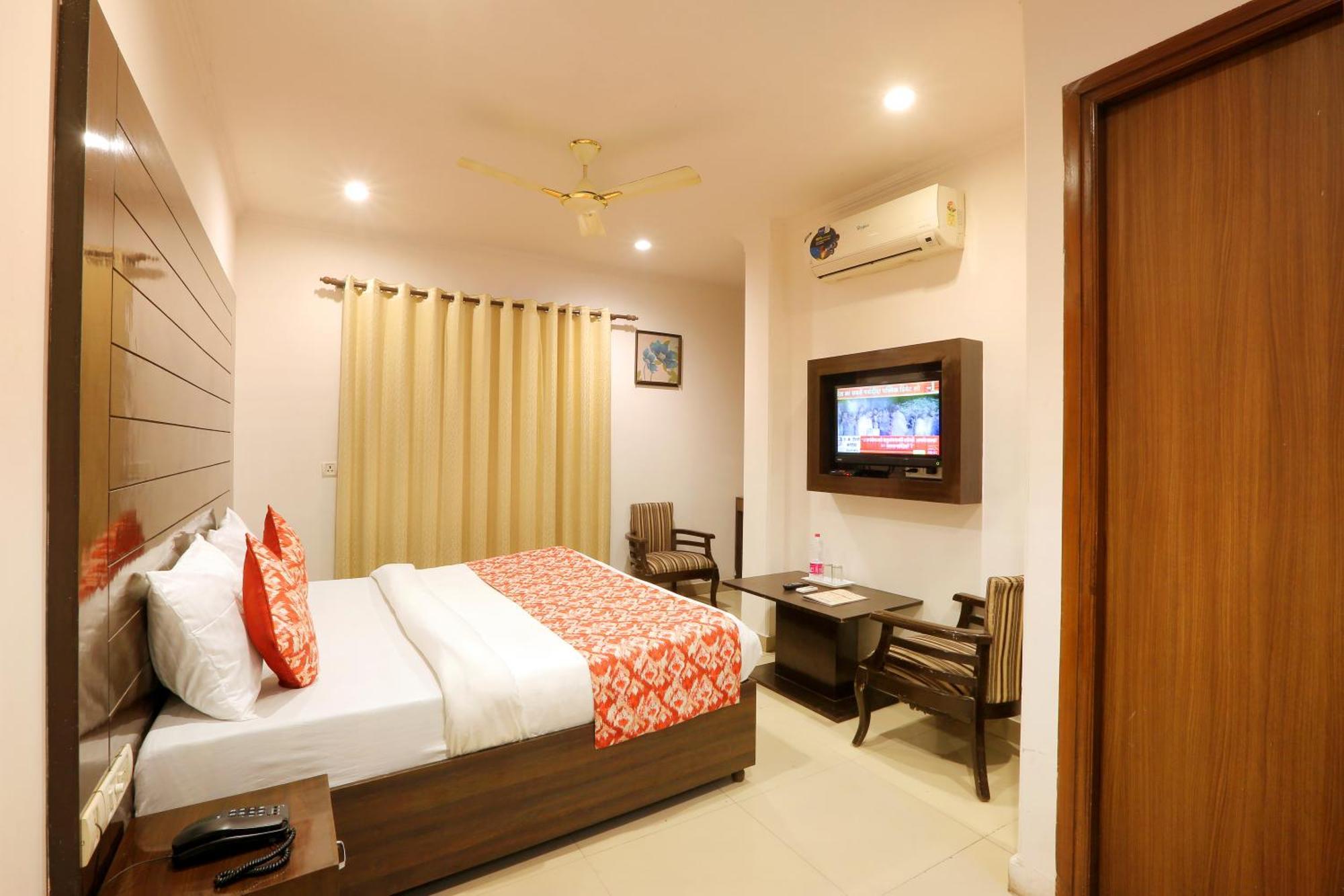 ניו דלהי Airport Hotel Chanakya Delhi מראה חיצוני תמונה